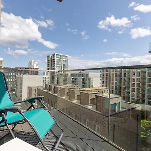 Dockside With Scenic Views London